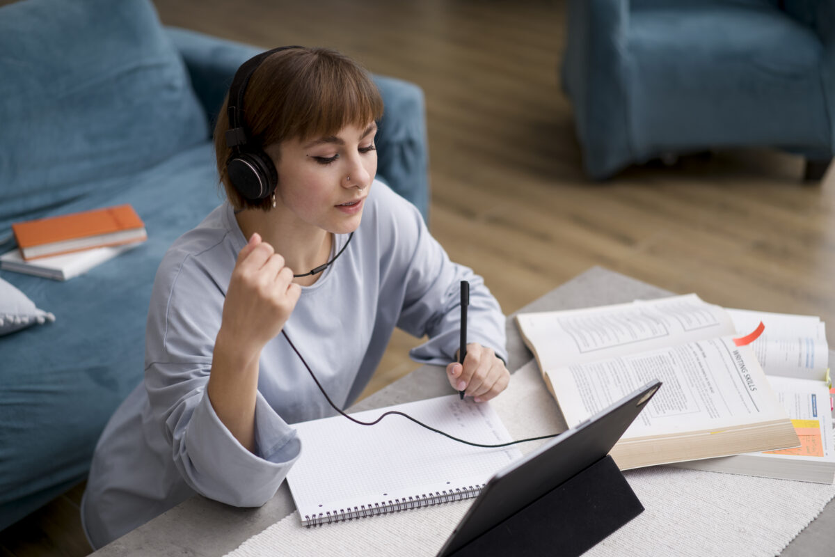 woman taking e learning courses(1) woman taking e learning courses(1)